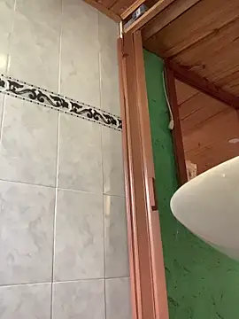 Snapshot of Emilyy-18 chatting on 25, 11, 2025 Emilyy-18 online show from 25, 11, 2025