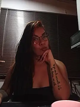 lili hiugs online show from 23, 10, 2025