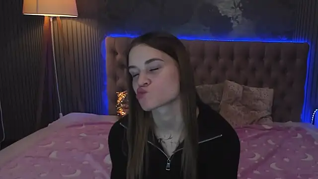 Snapshot of LuisaClover chatting on 10, 11, 2025 LuisaClover online show from 10, 11, 2025