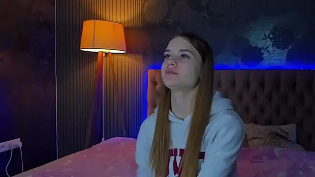 Snapshot of LuisaClover chatting on 22, 11, 2025 LuisaClover online show from 22, 11, 2025