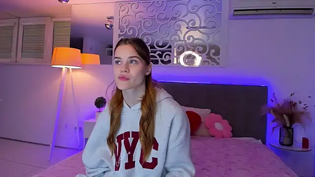 Snapshot of LuisaClover chatting on 1, 12, 2025 LuisaClover online show from 1, 12, 2025