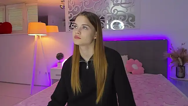 Snapshot of LuisaClover chatting on 2, 12, 2025 LuisaClover online show from 2, 12, 2025