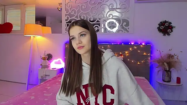 Snapshot of LuisaClover chatting on 14, 12, 2025 LuisaClover online show from 14, 12, 2025