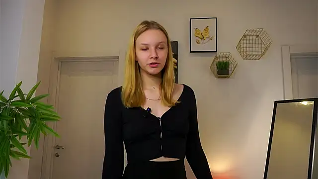 Snapshot of ElissaGlod chatting on 28, 10, 2025 ElissaGlod online show from 28, 10, 2025