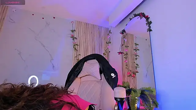 LolaMustaine  online show from 11, 11, 2025