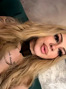 Snapshot of NovaPearl chatting on 6, 11, 2025 NovaPearl online show from 6, 11, 2025