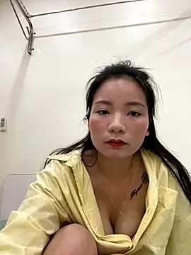 Bee Yellow00 online show from 29, 10, 2025