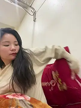 Bee Yellow00 online show from 4, 2, 2026