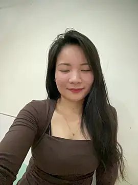 Bee Yellow00 online show from 16, 3, 2026