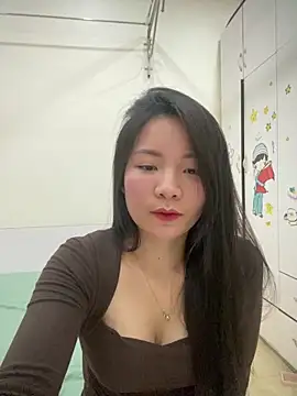 Bee Yellow00 online show from 17, 3, 2026