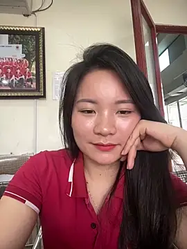 Bee Yellow00 online show from 21, 3, 2026