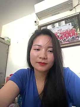 Bee Yellow00 online show from 4, 4, 2026