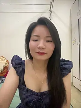 Bee Yellow00 online show from 13, 4, 2026