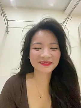 Bee Yellow00 online show from 17, 7, 2026