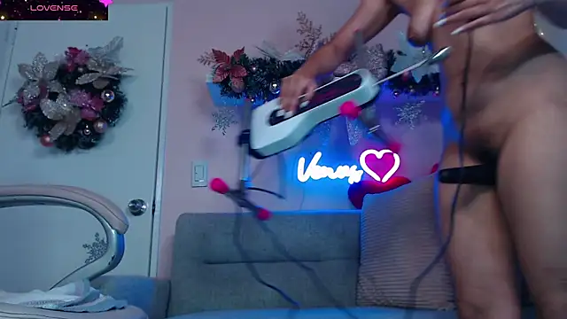 Snapshot of VenusIsLove_ chatting on 12, 12, 2024 VenusIsLove online show from 12, 12, 2024