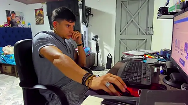 Snapshot of Malek_Ivonny chatting on 11, 11, 2025 Malek Ivonny online show from 11, 11, 2025