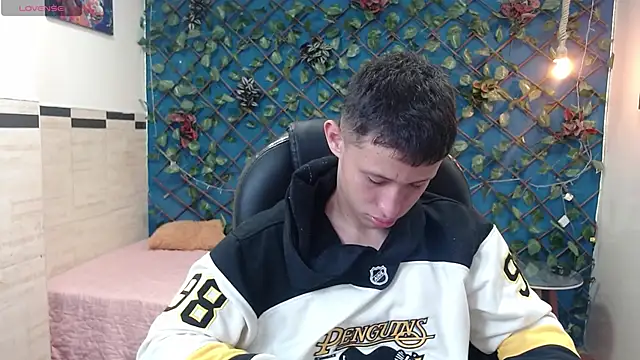 Snapshot of Garuo_18 chatting on 14, 11, 2025 Garuo 18 online show from 14, 11, 2025