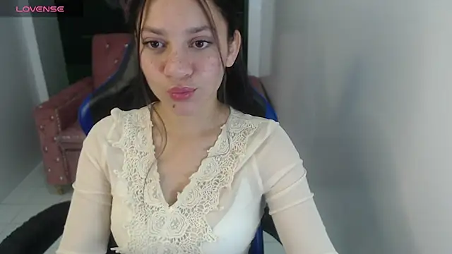 Snapshot of velvetvixen_t chatting on 10, 11, 2025 velvetvixen t online show from 10, 11, 2025