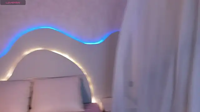 EmiliClarke online show from 13, 1, 2026