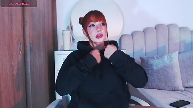 Snapshot of GiaStonne chatting on 13, 11, 2025 GiaStonne online show from 13, 11, 2025