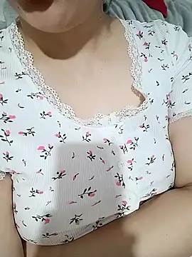 Snapshot of Emily__love chatting on 4, 12, 2025 Emily love online show from 4, 12, 2025