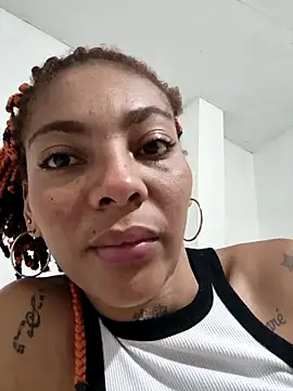 Snapshot of leona_sumiza chatting on 28, 10, 2025 leona sumiza online show from 28, 10, 2025