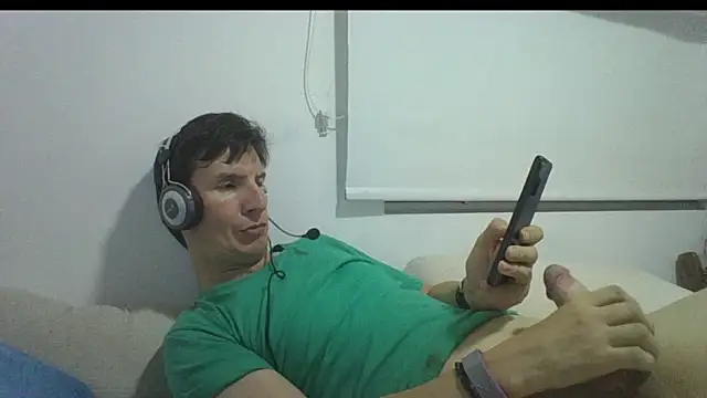 Snapshot of carliesexyman chatting on 16, 11, 2025 carliesexyman online show from 16, 11, 2025