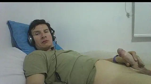 Snapshot of carliesexyman chatting on 17, 11, 2025 carliesexyman online show from 17, 11, 2025