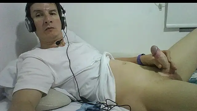 Snapshot of carliesexyman chatting on 21, 11, 2025 carliesexyman online show from 21, 11, 2025