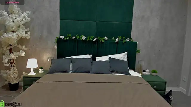 Melanie Ryer online show from 28, 11, 2025