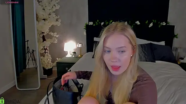 Melanie Ryer online show from 29, 11, 2025