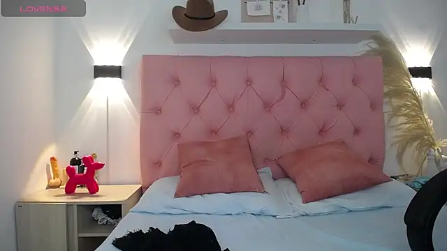 Snapshot of victoria_243 chatting on 15, 12, 2025 victoria 243 online show from 15, 12, 2025