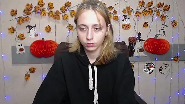 Snapshot of TracyLll chatting on 4, 11, 2025 TracyLll online show from 4, 11, 2025