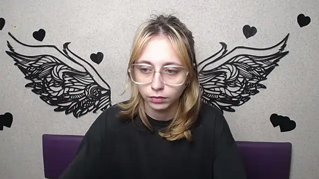 Snapshot of TracyLll chatting on 21, 11, 2025 TracyLll online show from 21, 11, 2025