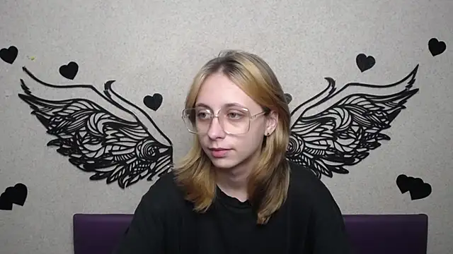 Snapshot of TracyLll chatting on 22, 11, 2025 TracyLll online show from 22, 11, 2025