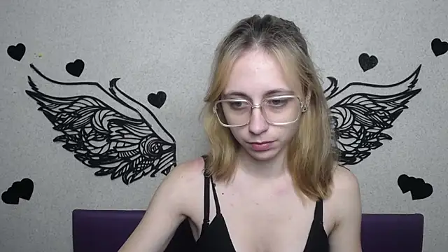 Snapshot of TracyLll chatting on 28, 11, 2025 TracyLll online show from 28, 11, 2025