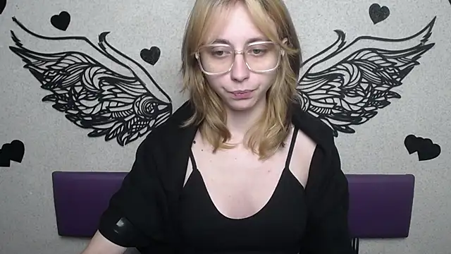 Snapshot of TracyLll chatting on 2, 12, 2025 TracyLll online show from 2, 12, 2025