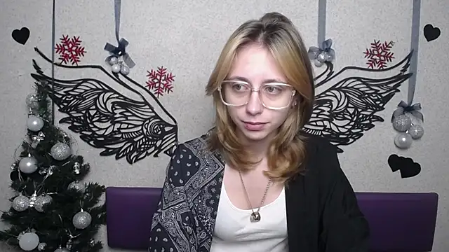 Snapshot of TracyLll chatting on 19, 12, 2025 TracyLll online show from 19, 12, 2025