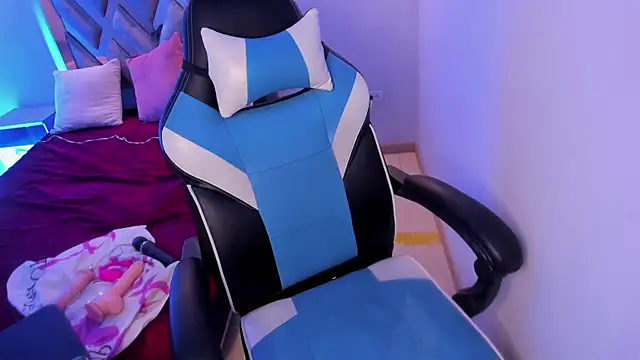 Snapshot of Julietta01 chatting on 27, 11, 2025 Julietta01 online show from 27, 11, 2025