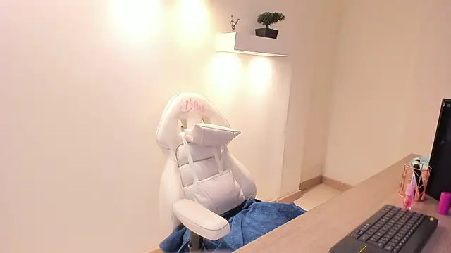 Snapshot of Julietta01 chatting on 14, 12, 2025 Julietta01 online show from 14, 12, 2025