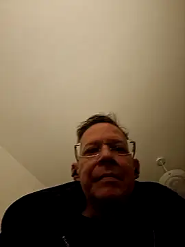 Snapshot of English1976 chatting on 28, 10, 2025 English1976 online show from 28, 10, 2025