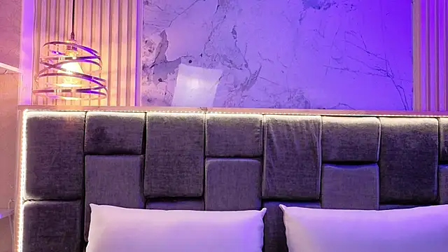 Snapshot of Im-Lola chatting on 6, 11, 2025 Im-Lola online show from 6, 11, 2025