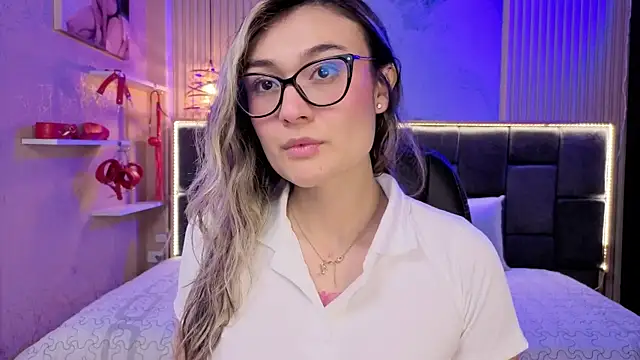 Snapshot of Im-Lola chatting on 15, 11, 2025 Im-Lola online show from 15, 11, 2025