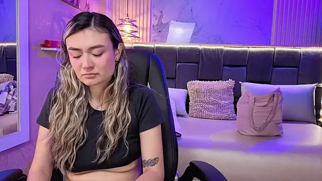 Snapshot of Im-Lola chatting on 26, 11, 2025 Im-Lola online show from 26, 11, 2025