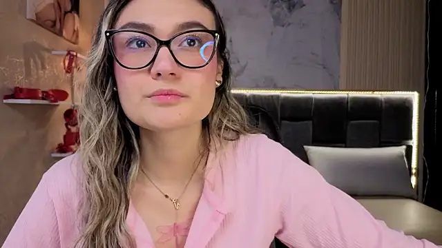 Snapshot of Im-Lola chatting on 3, 12, 2025 Im-Lola online show from 3, 12, 2025