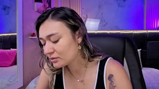 Snapshot of Im-Lola chatting on 13, 12, 2025 Im-Lola online show from 13, 12, 2025