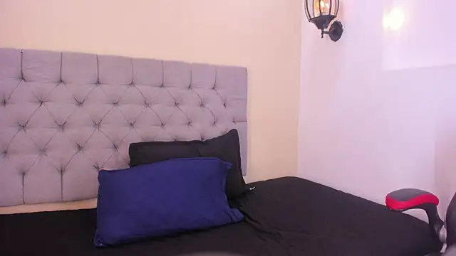 Snapshot of MiaBloom__ chatting on 13, 11, 2025 MiaBloom online show from 13, 11, 2025