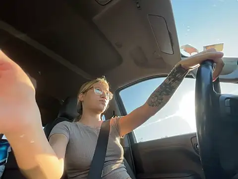 Snapshot of hatgirlsolo chatting on 5, 12, 2025 hatgirlsolo online show from 5, 12, 2025