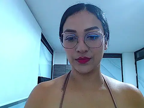 Snapshot of CamilaaOficial chatting on 3, 11, 2025 CamilaaOficial online show from 3, 11, 2025