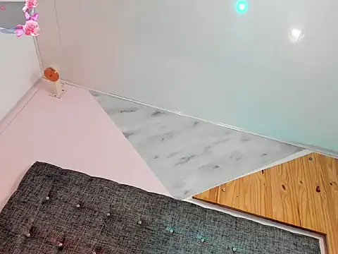 Snapshot of _tinyrose_ chatting on 3, 12, 2025 tinyrose online show from 3, 12, 2025